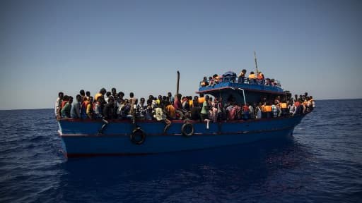 Des migrants attendent d'être secourus par le bateau l'Aquarius de l'ONG SOS méditerranée.