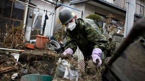 A Watari, dans la préfecture de Miyagi, dans le nord-est du Japon. Le gouvernement nippon a présenté un premier budget d'urgence après le séisme et le tsunami du 11 mars, prévoyant 4.000 milliards de yens (33,3 milliards d'euros) de dépenses exceptionnell