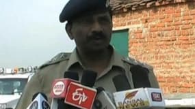 Un officier de la police indienne répondant aux questions des journalistes sur le viol collectif d'une touriste suisse
