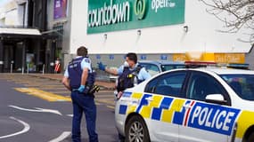 Des policiers à Auckland, en Nouvelle-Zélande, devant le supermarché attaqué, le 4 septembre 2021