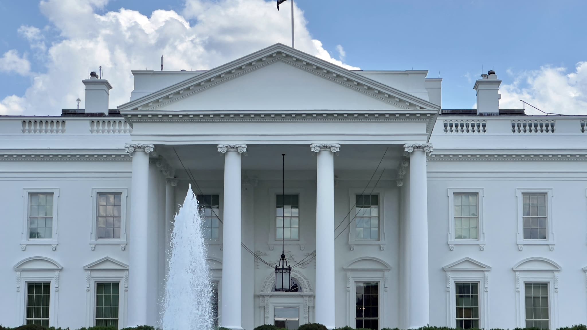 White House warns of danger of “shutdown”