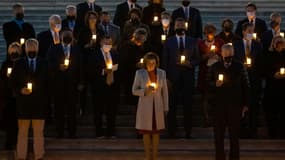 Des élus du Congrès américain lors d'une veillée devant le Capitole de Washington, le 14 décembre 2021, en hommage aux 800.000 morts du Covid-19 aux Etats-Unis