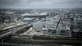 La piscine olympique et le Stade de France vus depuis la tour Pleyel, le 7 février 2024 à Saint-Denis, en Seine-Saint-Denis