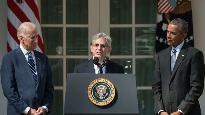 Joe Biden (à gauche) a choisi Merrick Garland (au centre) comme ministre de la Justice.