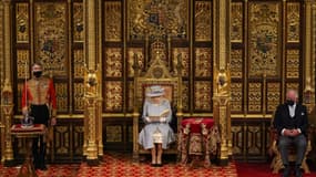 La reine Elizabeth II lit le discours du trône dans la chambre des Lords du Parlement britannique, avec le prince Charles à son côté (à droite), à Londres le 11 mai 2021