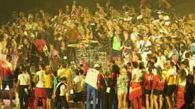 Phoenix chante au milieu des athlètes lors de la cérémonie d'ouverture des JO de Paris 2024 le 11 août 2024