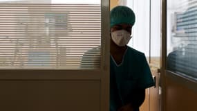 Une soignante portant un masque sanitaire dans un établissement hospitalier de Guyane, le 9 avril 2020.