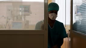 Une soignante portant un masque sanitaire dans un établissement hospitalier de Guyane, le 9 avril 2020.