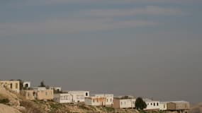 La colonisation, c'est à dire la construction d'implantations civiles en territoire occupé, est illégale au regard du droit international.