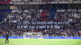 La banderole des Bad Gones contre les joueurs lors d'OL-PSG (1-4, 4e journée de L1), le 3 septembre 2023