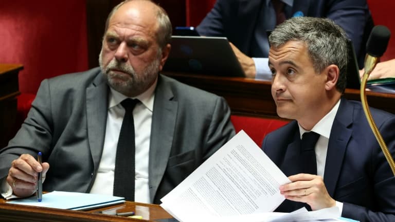 Les ministres de l'Intérieur Gérald Darmanin (à droite) et de la Justice Eric Dupond-Moretti pendant l'examen de la révision constitutionnelle sur la Nouvelle-Calédonie, le 13 mai 2024 à l'Assemblée nationale