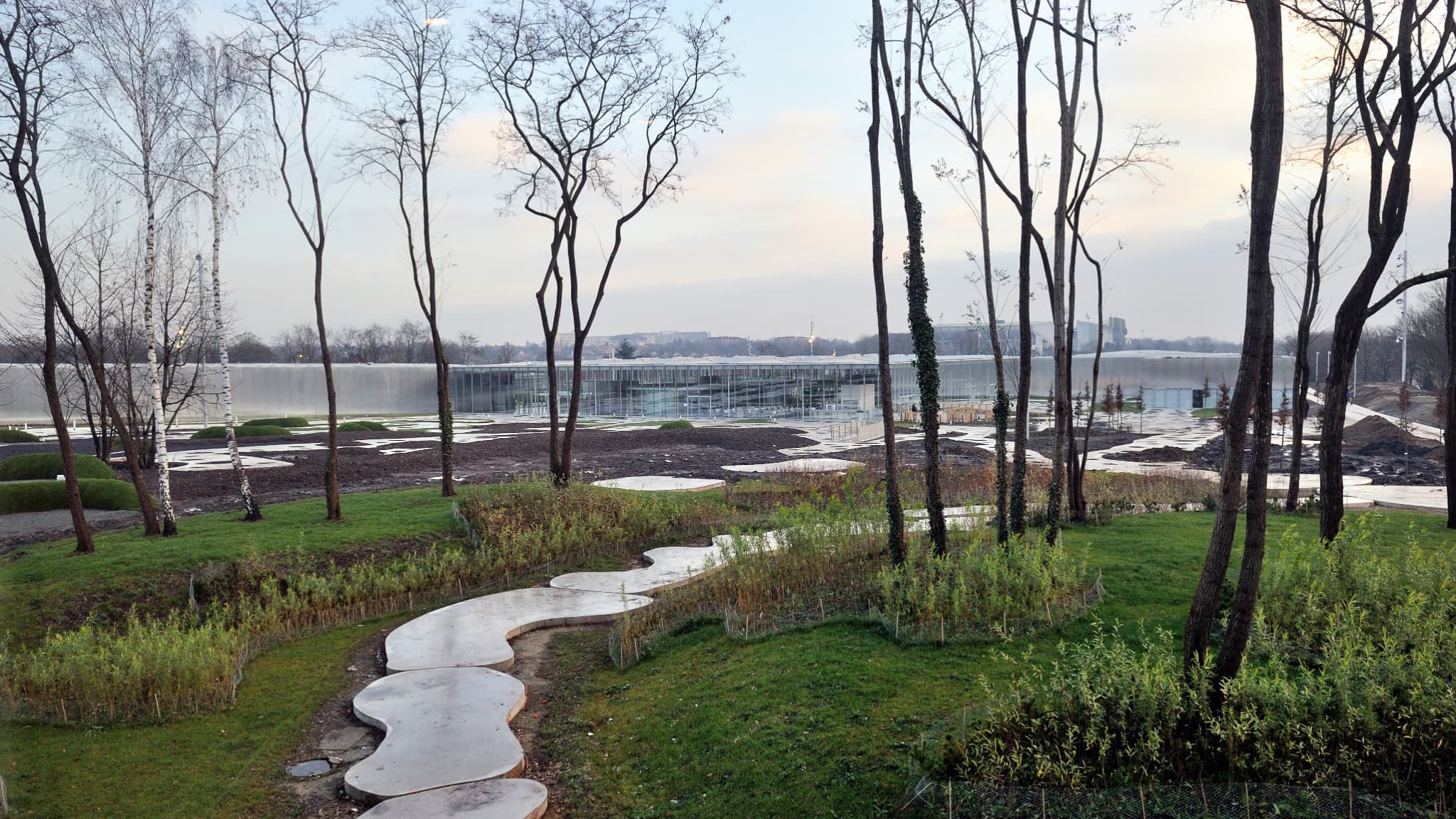 Une vue sur les jardins du musée Louvre-Lens. Une vue sur les jardins du musée Louvre-Lens.