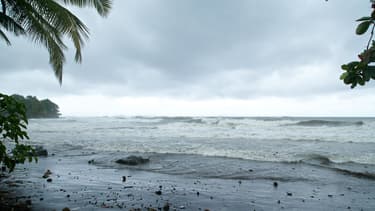 L'océan agité à Basse-Terre, en Guadeloupe, quelques heures avant l'arrivée de l'ouragan Maria, le 18 septembre 2017.