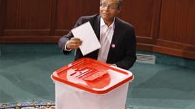 L'ancien opposant Moncef Marzouki, qui a connu la prison et l'exil sous l'ère Ben Ali, a été élu lundi à la tête de l'Etat tunisien, pays précurseur du "printemps des peuples arabes". Il a recueilli 153 voix sur les 202 exprimées au sein de la nouvelle As