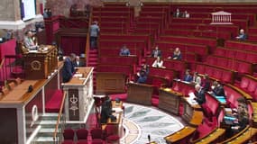 Interdire les "polluants éternels"? Suivez en direct l'examen de la proposition de loi à l'Assemblée