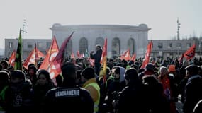 Des manifestants réunis à Versailles pour accueillir Emmanuel Macron le 20 janvier 2020