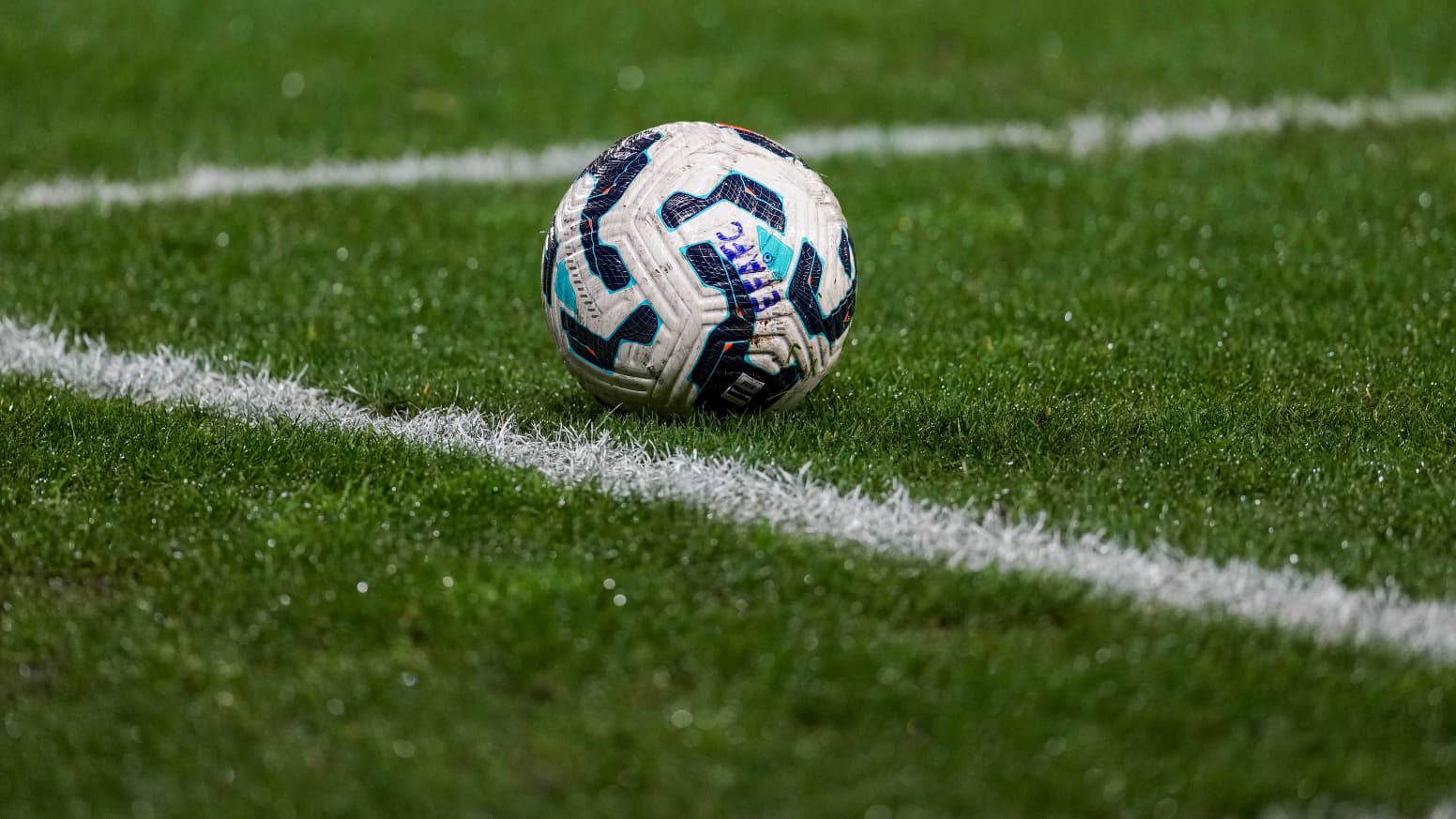 UN ANCIEN JOUEUR DE LIGUE 1 ACCUSÉ D'ESCROQUERIE SUR DES COLLECTIONNEURS DE MAILLOTS