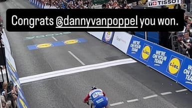 Tadej Pogacar proteste contre le déclassement de Danny Van Poppel sur la 3e étape du Tour d'Allemagne, le 23 aout 2025
