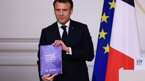 Le président Emmanuel Macron tient le rapport de la Convention citoyenne sur la fin de vie, le 3 avril 2023 à l'Elysée, à Paris