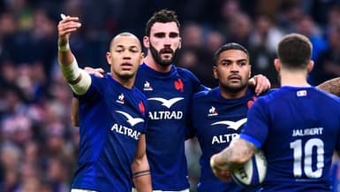 Gaël Fickou parle à ses coéquipiers lors du match du Tournoi des VI Nations contre l'Irlande, le 2 février 2024