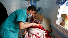 Un médecin ausculte une femme suspectée d'avoir le choléra, le 15 mai 2017 dans un hôpital à Sanaa, au Yémen