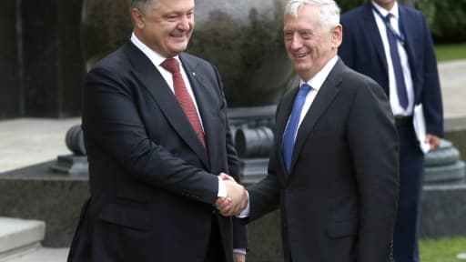Le président ukrainien Petro Porochenko serre la main du secrétaire américain à la Défense Jim Mattis à Kiev le 24 août 2017