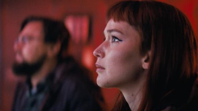 Jennifer Lawrence, et Leonardo DiCaprio en arrière-plan, dans le film "Don't Look Up".