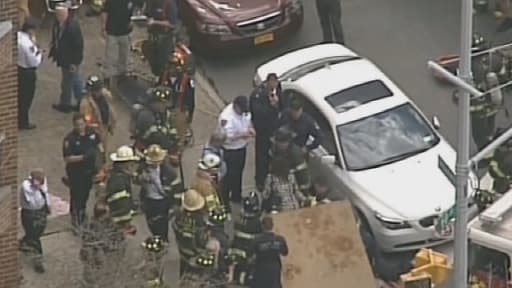 Les pompiers de New York prenant en charge des passagers blessés dans le déraillement