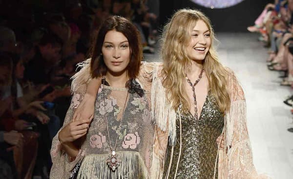 Bella et Gigi Hadid au défilé Anna Sui lors de la Fashion Week de New-York
