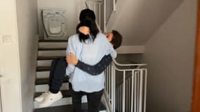 Karima doit porter son fils dans les escaliers pour accéder à son logement.