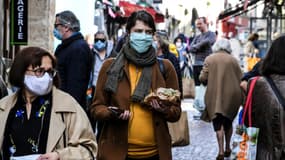 Des passants portant des masques de protection, le 2 mai 2020 à Paris (photo d'illustration)