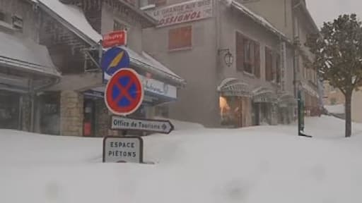 Le centre-ville d'Autrans dimanche. Le retour à la normale devrait prendre quelques jours.
