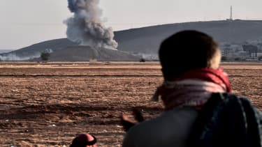 De la fumée s'élève au-dessus de la ville de Kobané, à la frontière turco-syrienne, après une frappe aérienne, le 8 octobre 2014. La ville est menacée de tomber aux mains des jihadistes de Daesh.