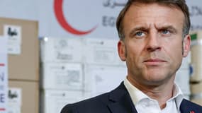 Le président français Emmanuel Macron lors d'une visite dans les entrepôts du Croissant-Rouge égyptien stockant de l'aide pour Gaza, dans la ville frontalière égyptienne d'El-Arish, en Égypte, le 8 avril 2025.
