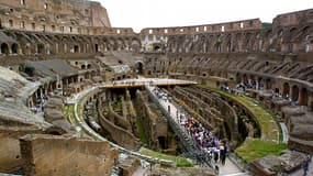 Deux touristes américaines ont voulu laisser leur empreinte au Colisée, ici photographié en 2001, en gravant leurs initiales dans la pierre. 