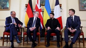 De gauche à droite, le chancelier allemand Friedrich Merz, le Premier ministre britannique Keir Starmer, le président ukrainien Volodymyr Zelensky et le président français Emmanuel Macron au 10 Downing Street, dans le centre de Londres (Royaume-Uni), le 8 décembre 2025.