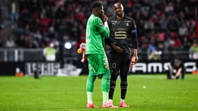 Brice Samba et Steve Mandanda durant le match de Ligue 1 entre Lens et Rennes - le 12/05/2024
