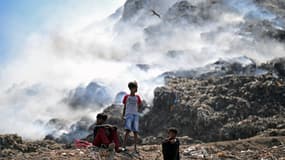 Des fumées toxiques s'échappent de la décharge de Ghazipur en Inde, le 22 avril 2024 