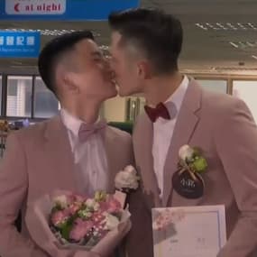 Ces couples homosexuels viennent de se marier à Taïwan et ce sont les premiers dans toute l'Asie