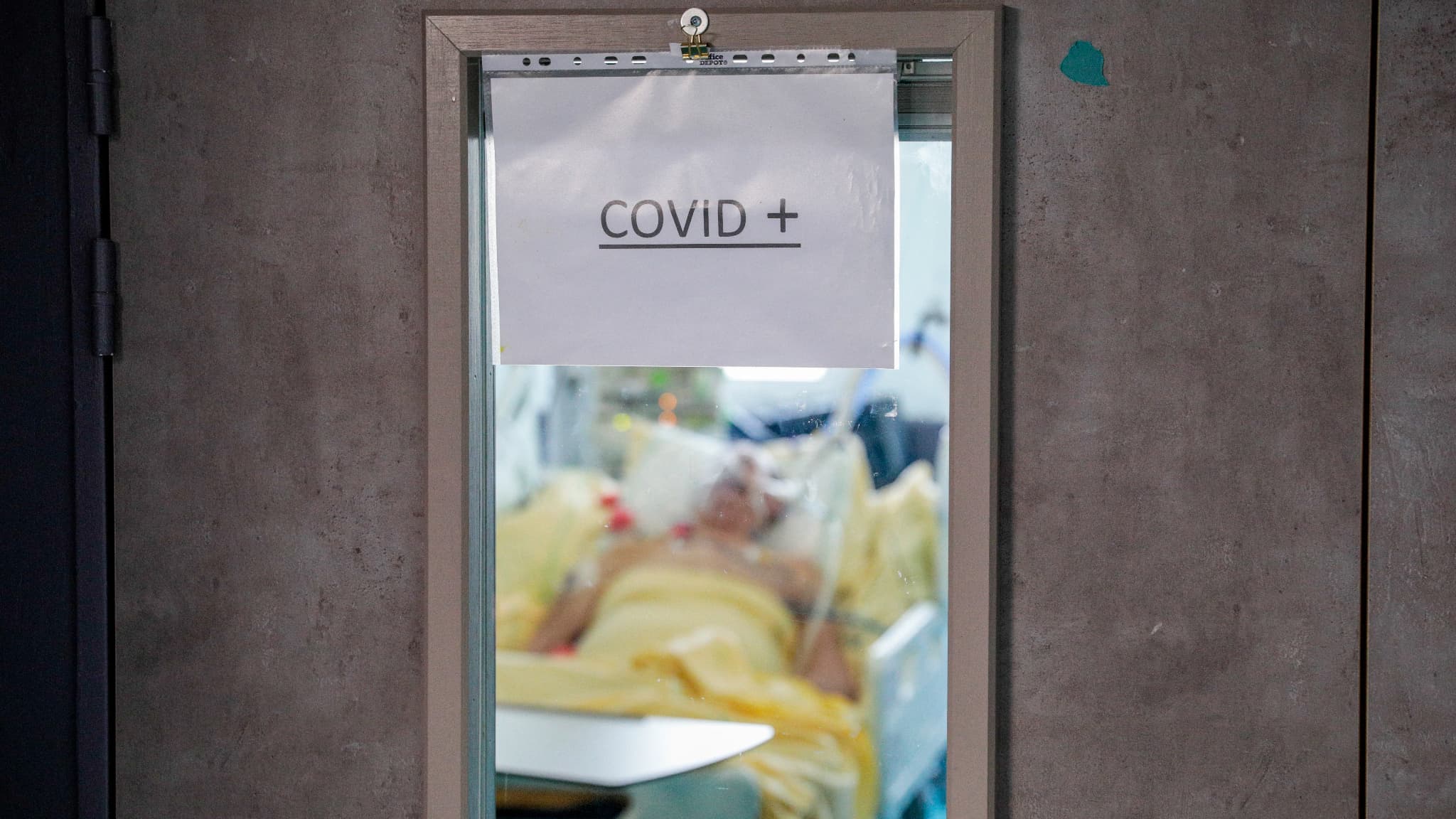 Covid-19: le nombre de patients en légère baisse dans les services de réanimation - BFMTV