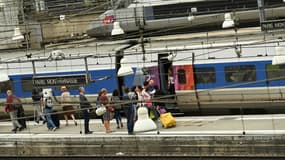 Des voyageurs sur un quai à la gare Montparnasse le 1er août 2017