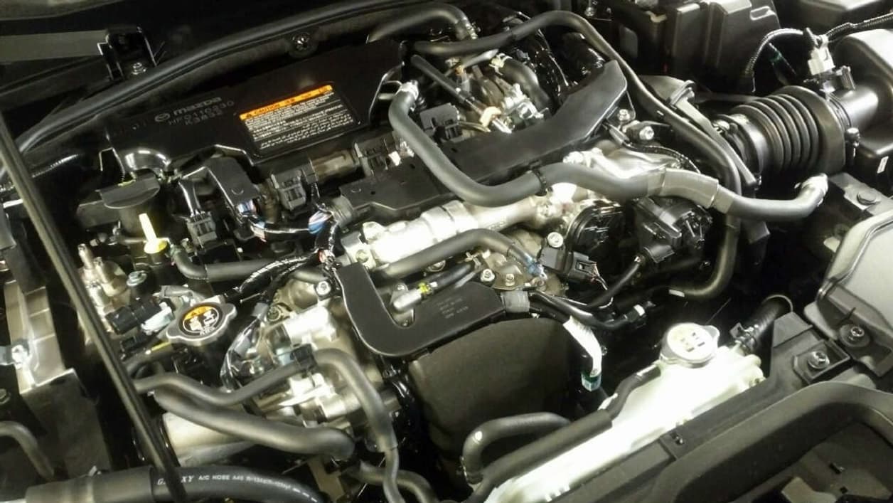 Comme la nouvelle Mazda 3, le CX-30 est équipé du nouveau moteur Skyactiv-X. L'ambition du constructeur japonais est de rester sobre en CO2 et consommation, tout en affichant un ADN technologique pour aller titiller les premium. Comme la nouvelle Mazda 3, le CX-30 est équipé du nouveau moteur Skyactiv-X. L'ambition du constructeur japonais est de rester sobre en CO2 et consommation, tout en affichant un ADN technologique pour aller titiller les premium.