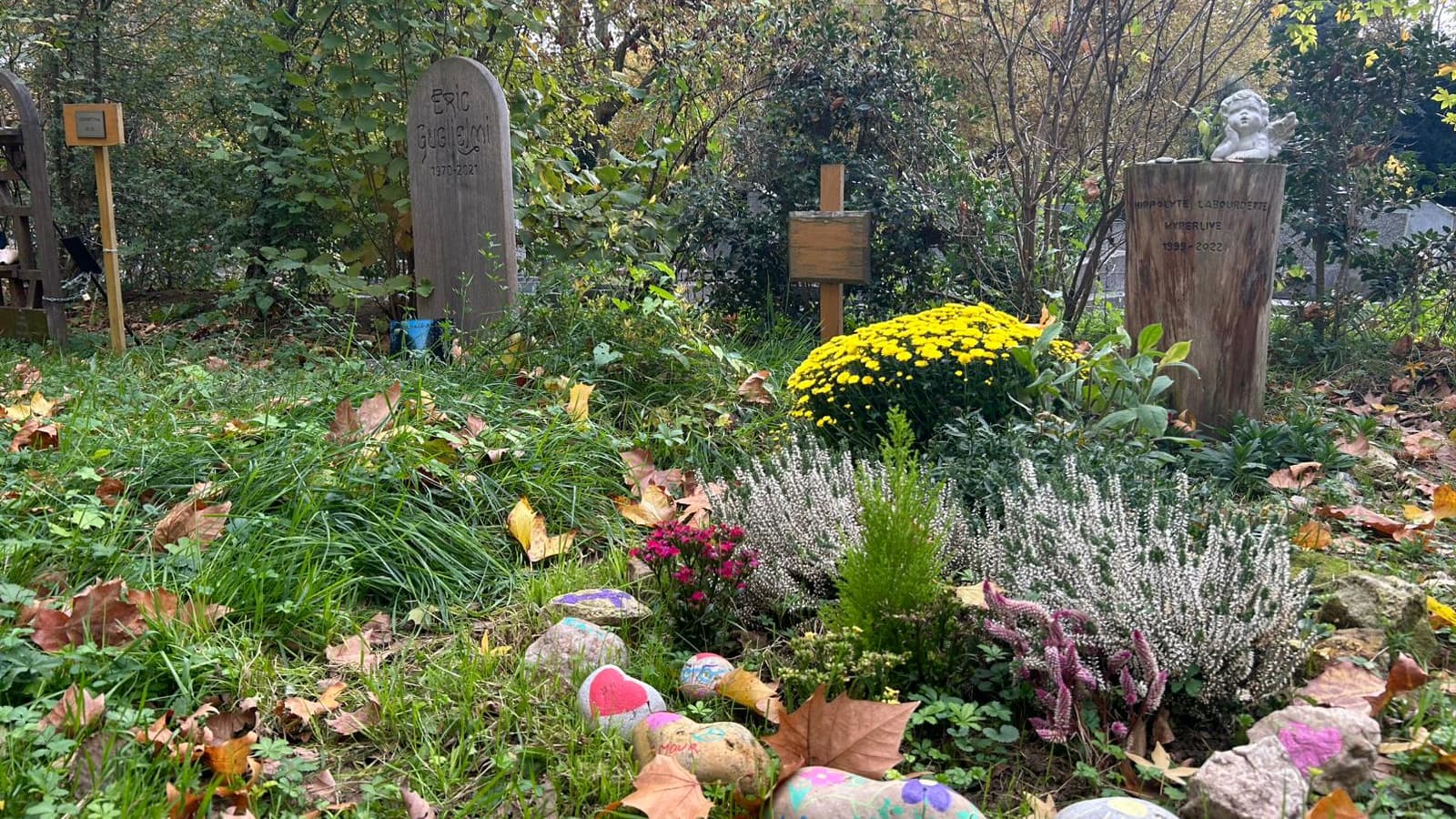 Une sépulture fleurie du cimetière écologique d'Ivry-sur-Seine, dans le Val-de-Marne, le mercredi 29 octobre 2025.