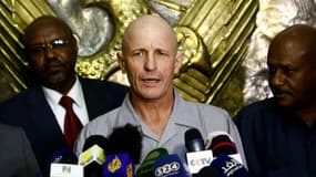 Le Français Thierry Frezier, qui avait été pris en otage en mars au Tchad, donne une conférence de presse après sa libération, le 7 mai 2017 à son arrivée à l'aéroport de Khartoum, au Soudan