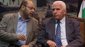 Le n°2 du Hamas, Musa Abu Marzouk, parle avec le chef de la délégation de l'OLP, Azzam al-Ahmad, lors d'un meeting à Gaza, le 22 avril.