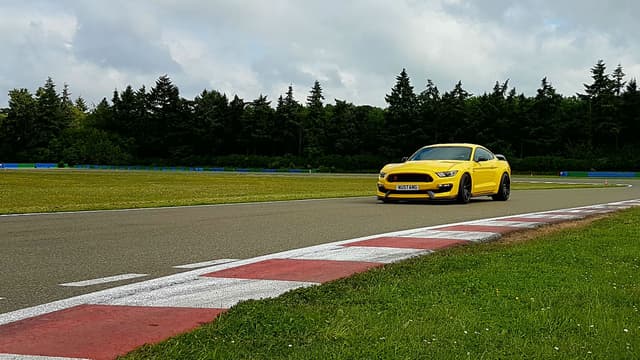 La Shelby GT350R fait résonner son V8 de 526 ch sur le circuit de Dreux.