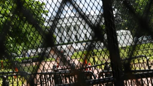 La Maison Blanche, vue derrière plusieurs rangées de grillages, à Washington, le 5 juin 2020