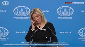 Un extrait d'une vidéo diffusée le 21 novembre 2024 par le ministère russe des Affaires étrangères montre la porte-parole du ministère russe, Maria Zakharova, recevant un appel téléphonique lors d'un point de presse lui ordonnant de ne pas commenter la frappe contre la ville ukrainienne de Dnipro. 