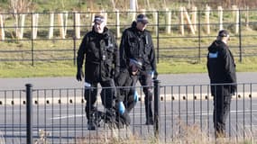 Des équipes de police scientifique mènent des investigations près du train où deux agresseurs ont poignardé dix personnes à bord d'un train en direction de Londres, à Huntingdon, au Royaume-Uni, le 2 novembre 2025.