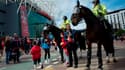 La police monte la garde près d'Old Trafford à Manchester